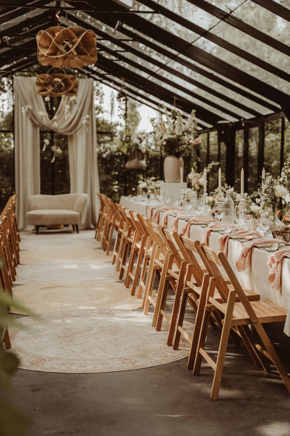 een lange tafel opgesteld voor een bruiloft