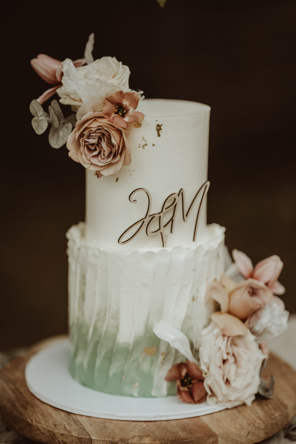 bruidstaart met ombre en bloemen