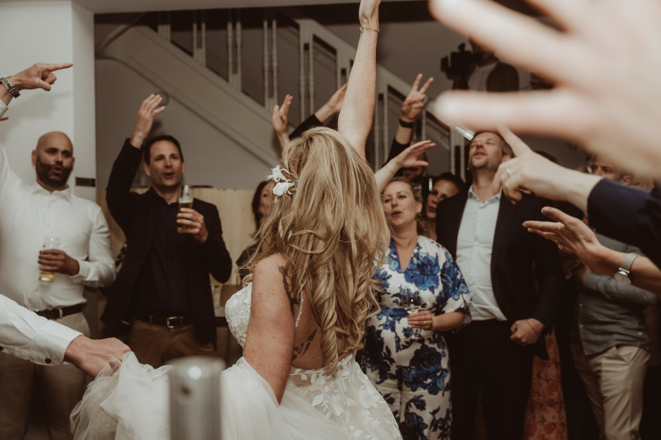 een bruid en bruidegom dansen op hun trouwreceptie