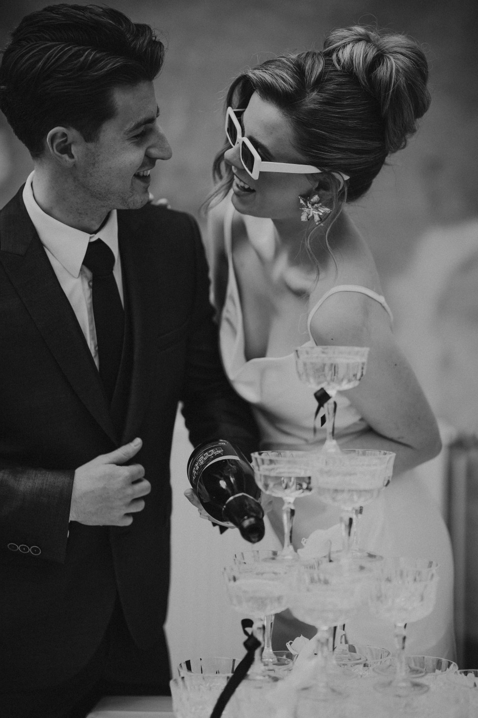 een bruid en bruidegom snijden hun taart