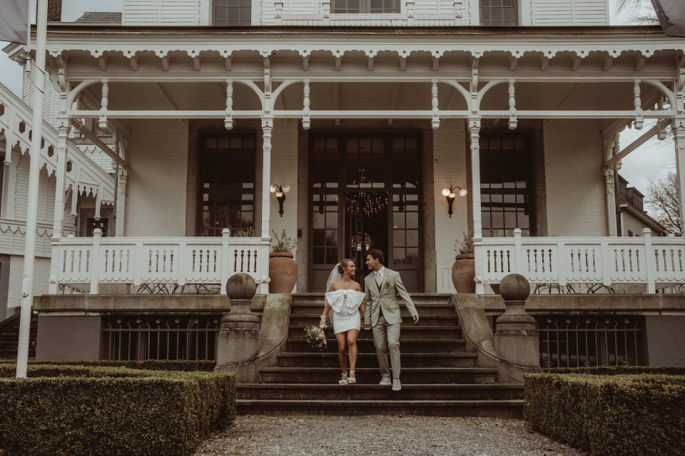 bruid en bruidegom in het historische landhuis in New Orleans