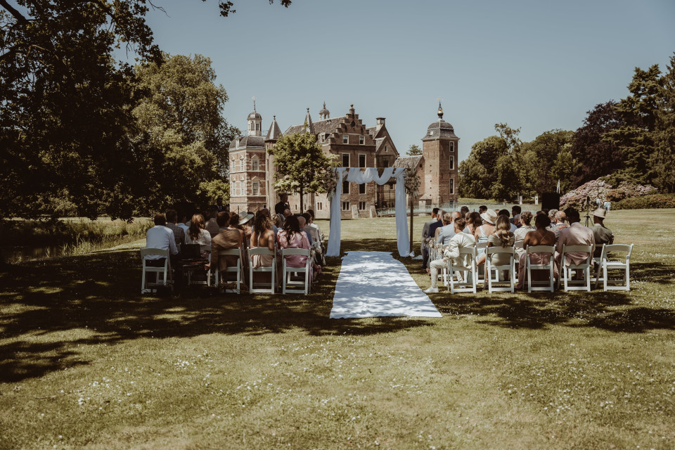 bruiloftsceremonie bij het kasteel in het midden van het park