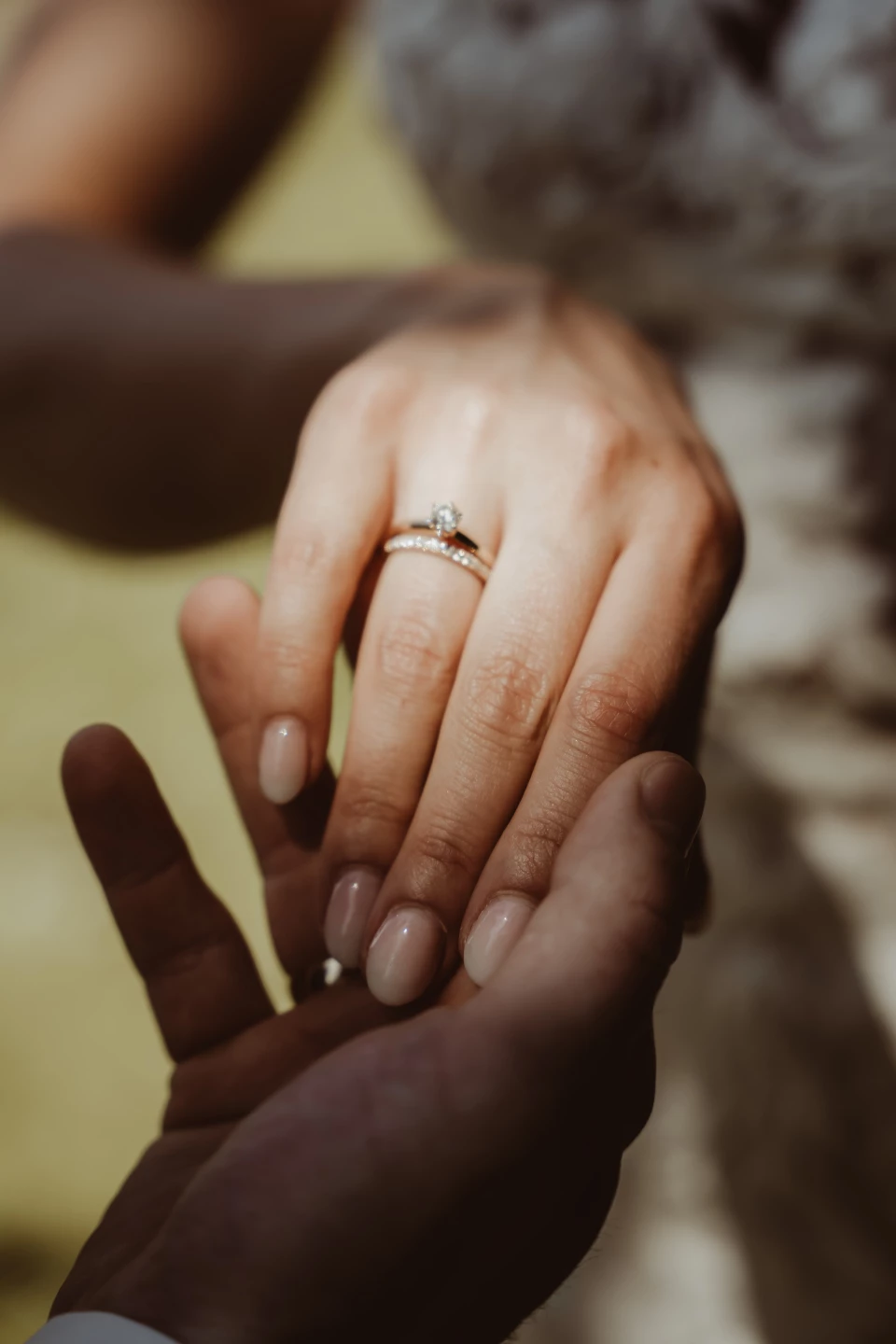 Verlovingsring en trouwring samen dragen