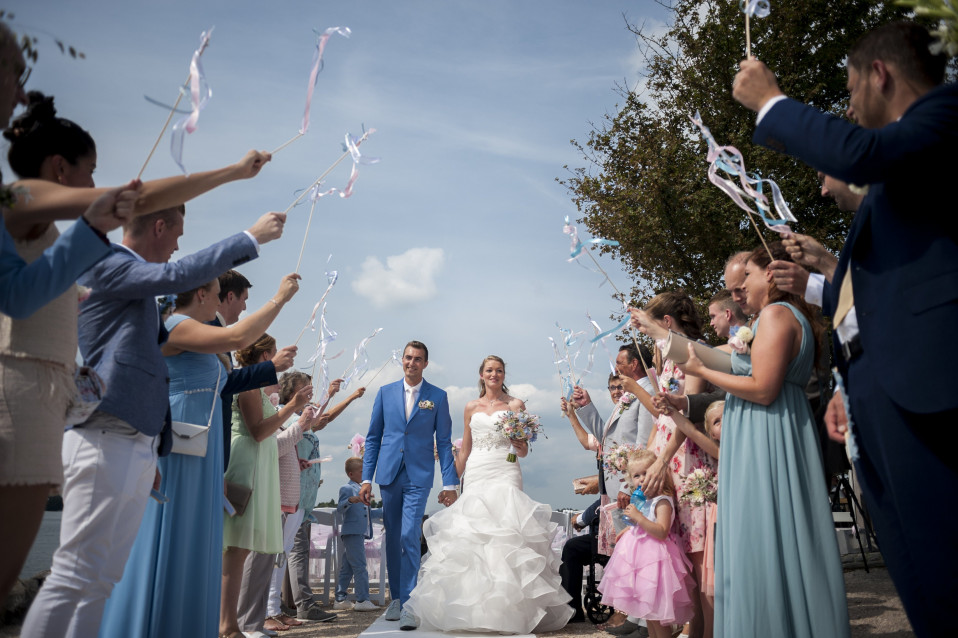 een bruiloftsfeest met mensen die vlaggen zwaaien