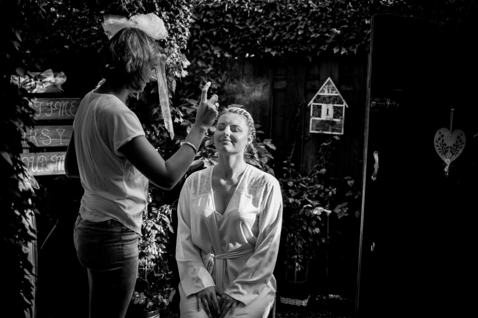 een vrouw krijgt haar haar gedaan door een andere vrouw