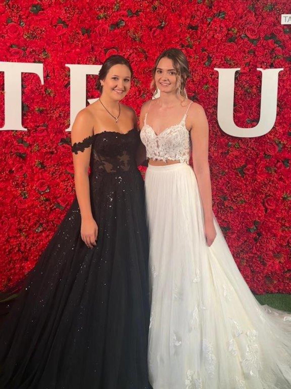 Trouwjurk passen bij Bridal Fashion Braut -Bräutigam &amp; Festmode