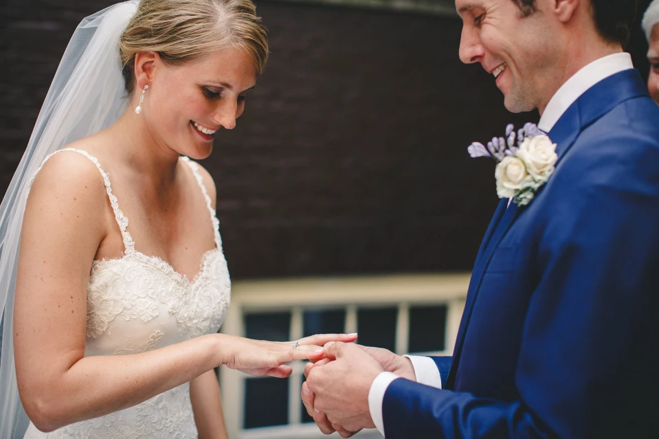 13 manieren om je trouwringen te fotograferen