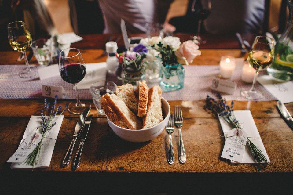 een tafel met een kom brood en wijn