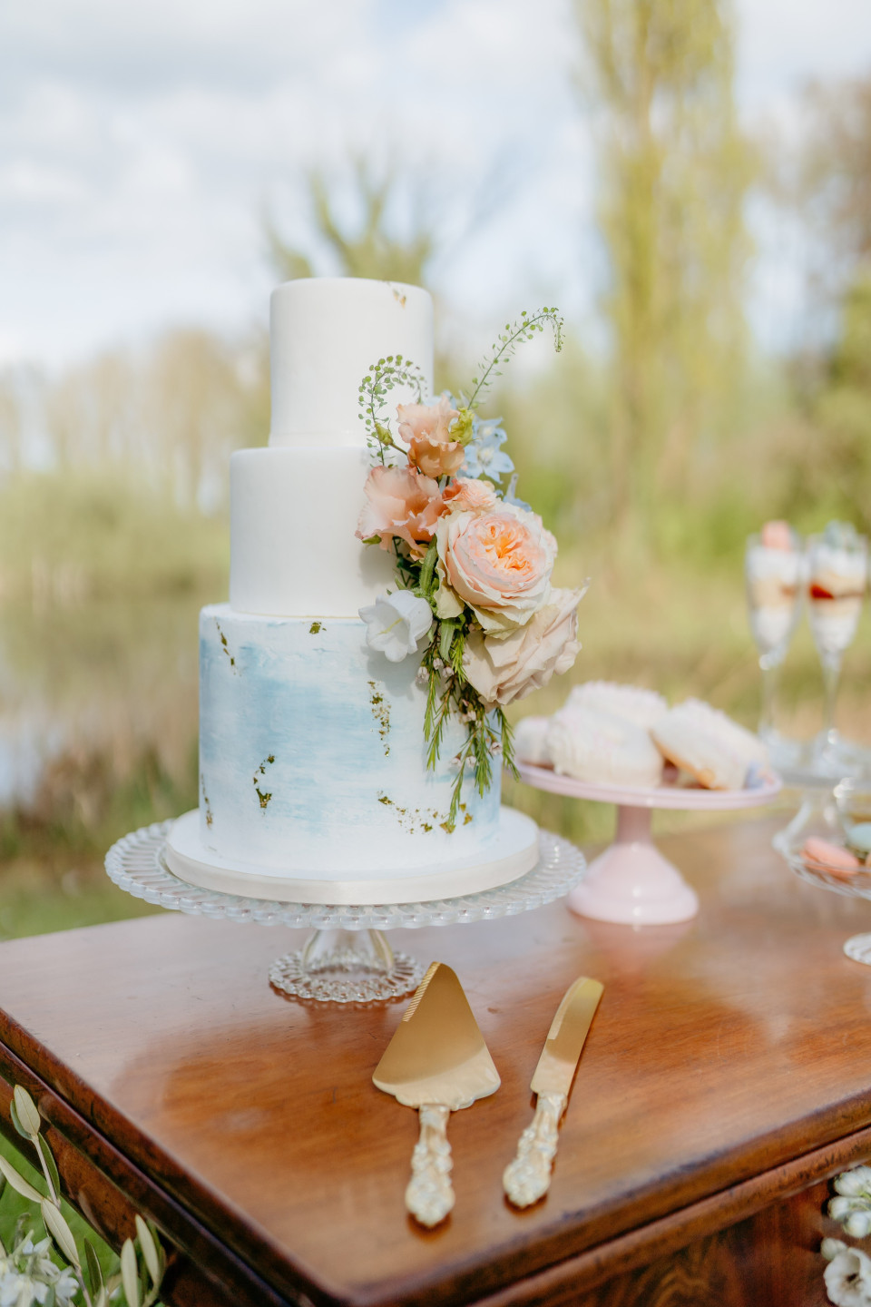 een trouwtaart op een tafel met een mes en vork