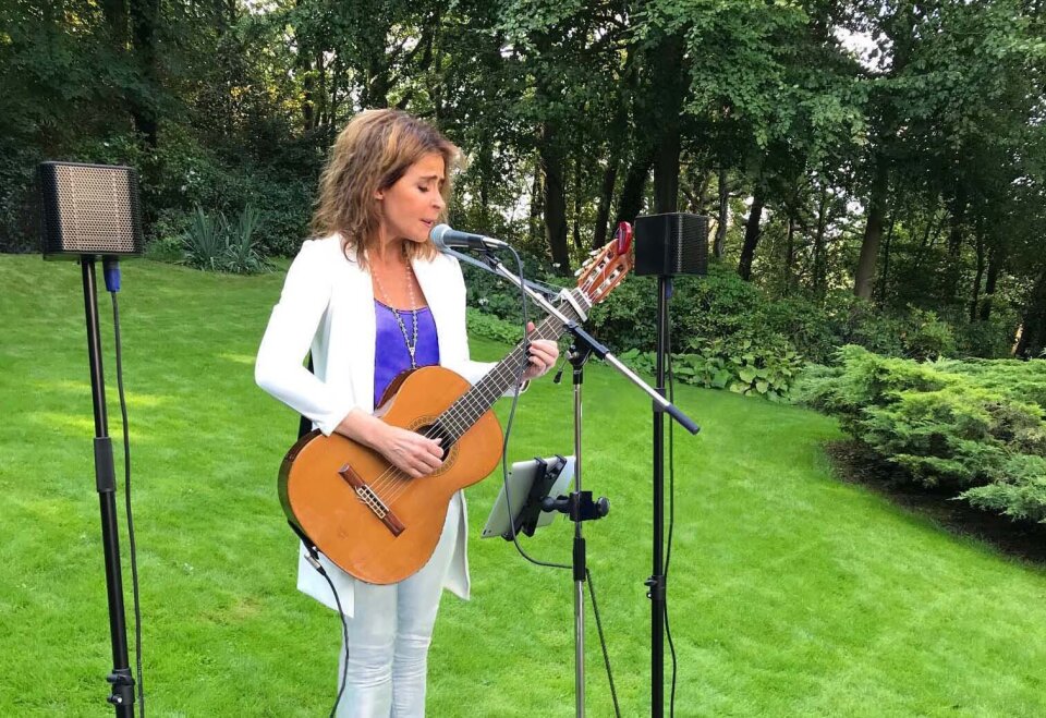 Muziek boeken bij ZangeresNicole.nl