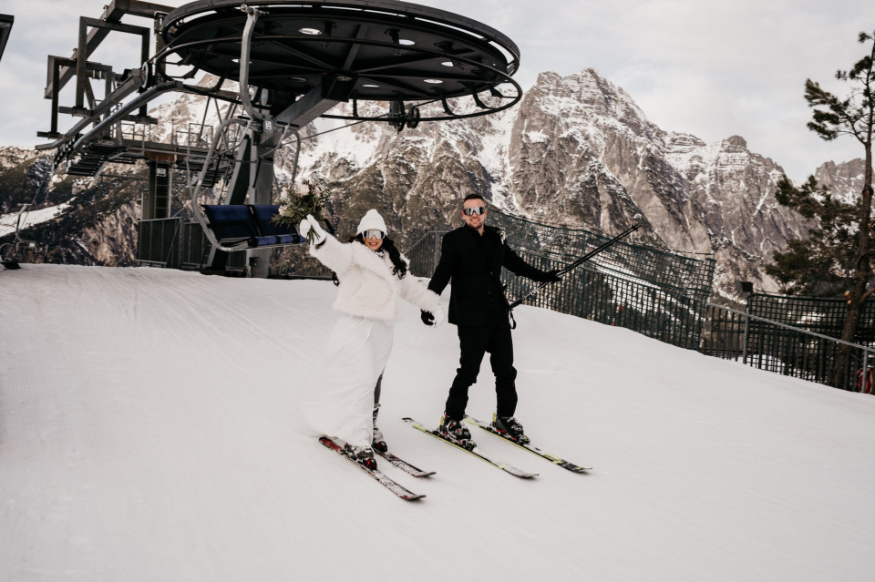 een man en een vrouw op ski's in de sneeuw