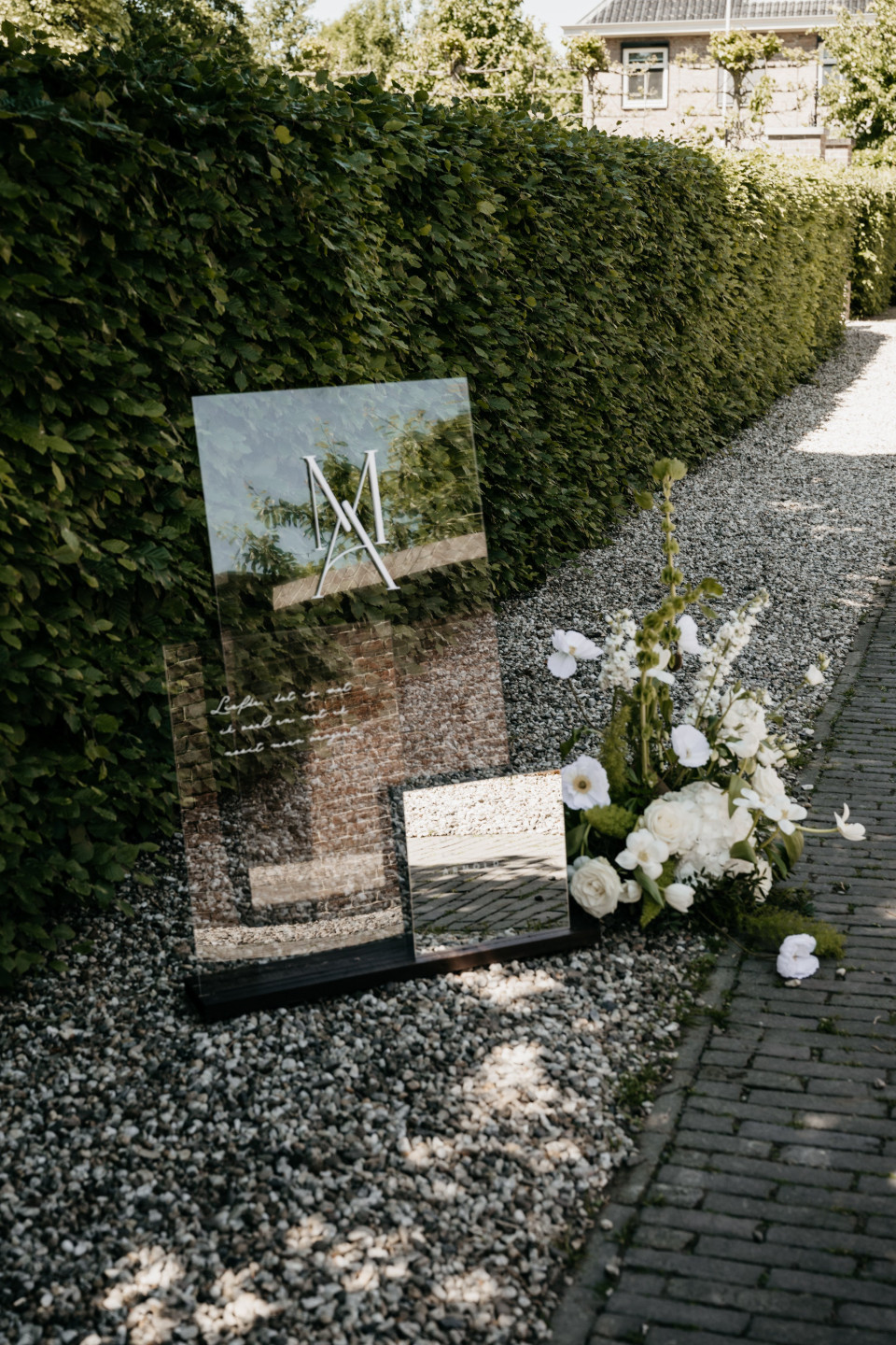 de reflectie van een gebouw in de spiegel