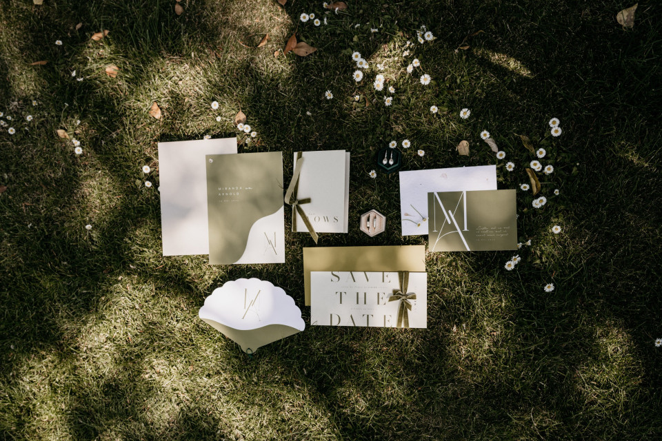 de trouwuitnodigingen liggen op het gras