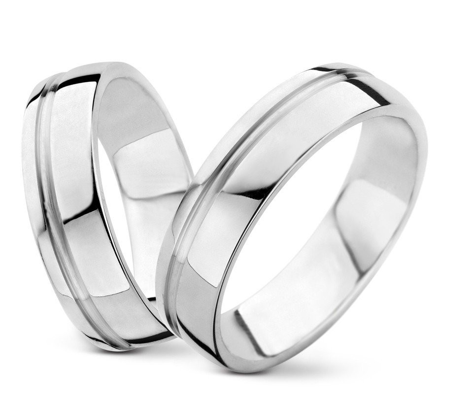 twee trouwringen in witgoud met een gebogen ontwerp