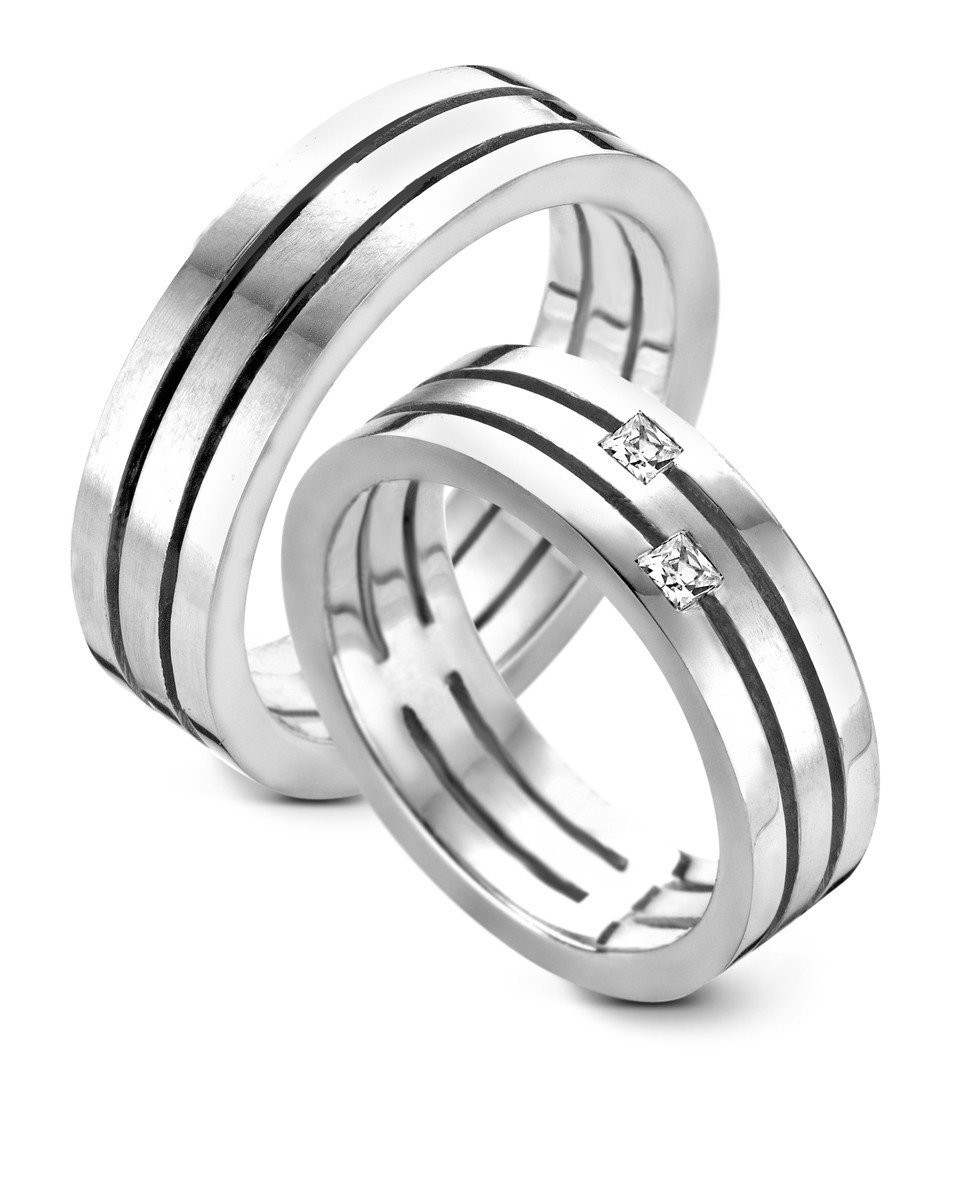 twee trouwringen met diamanten op een witte achtergrond