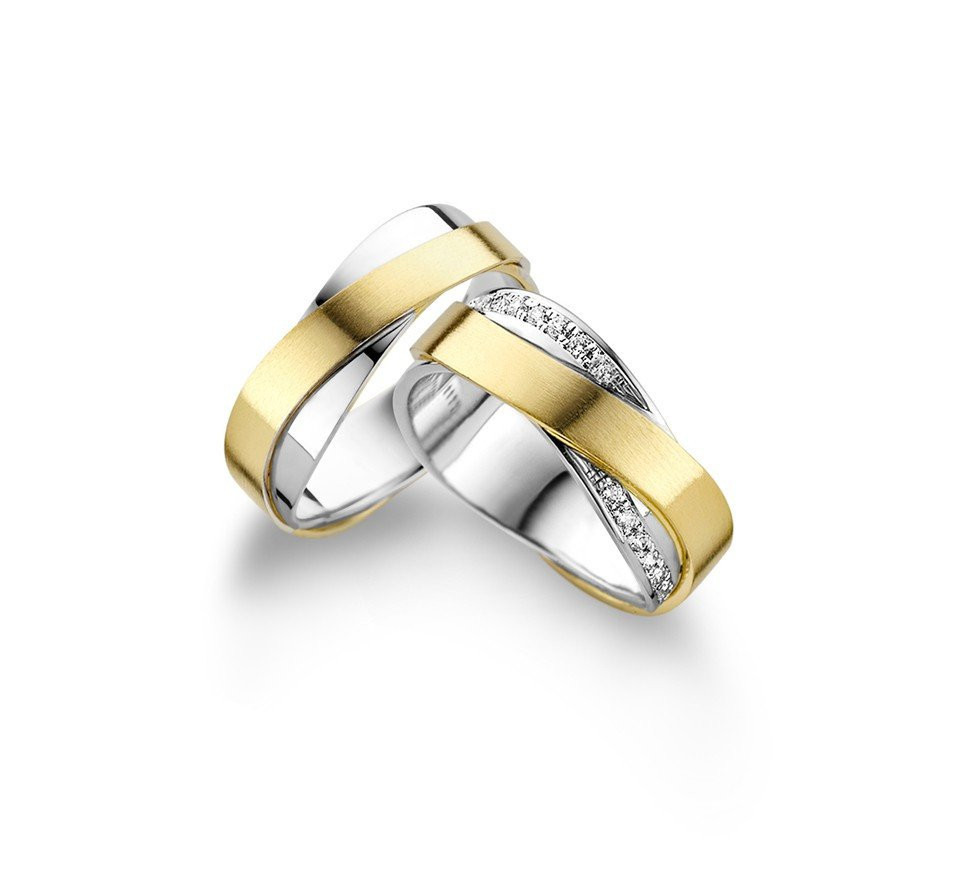twee trouwringen met diamanten in geel en witgoud