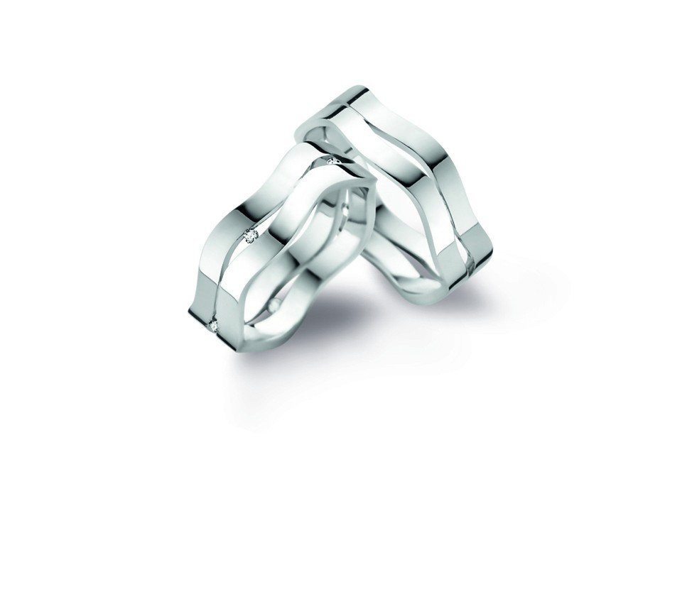 twee zilveren ringen met een golfpatroon erop