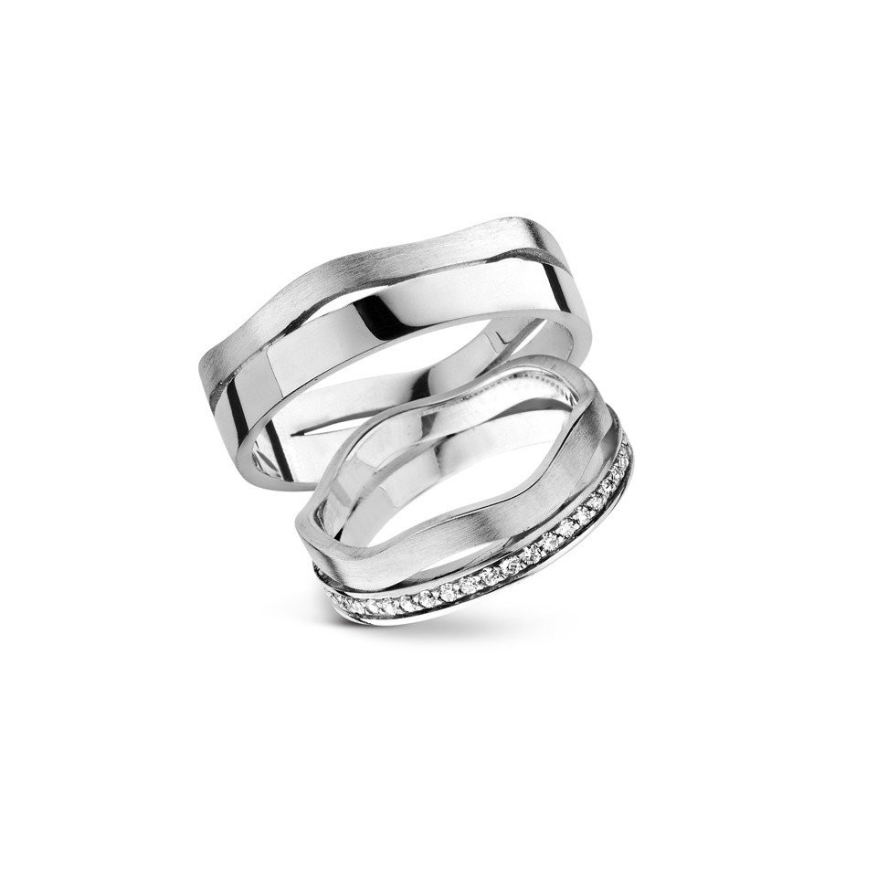 twee ringen met diamanten aan de zijkanten