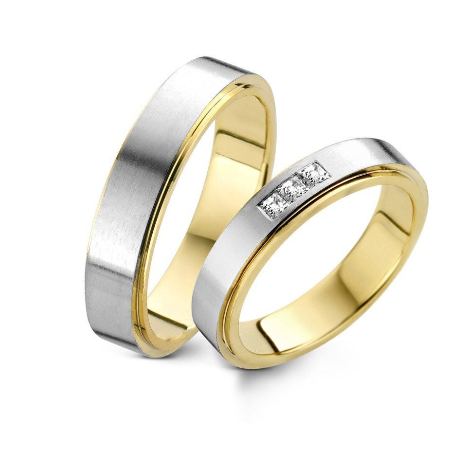 twee trouwringen in geel en witgoud