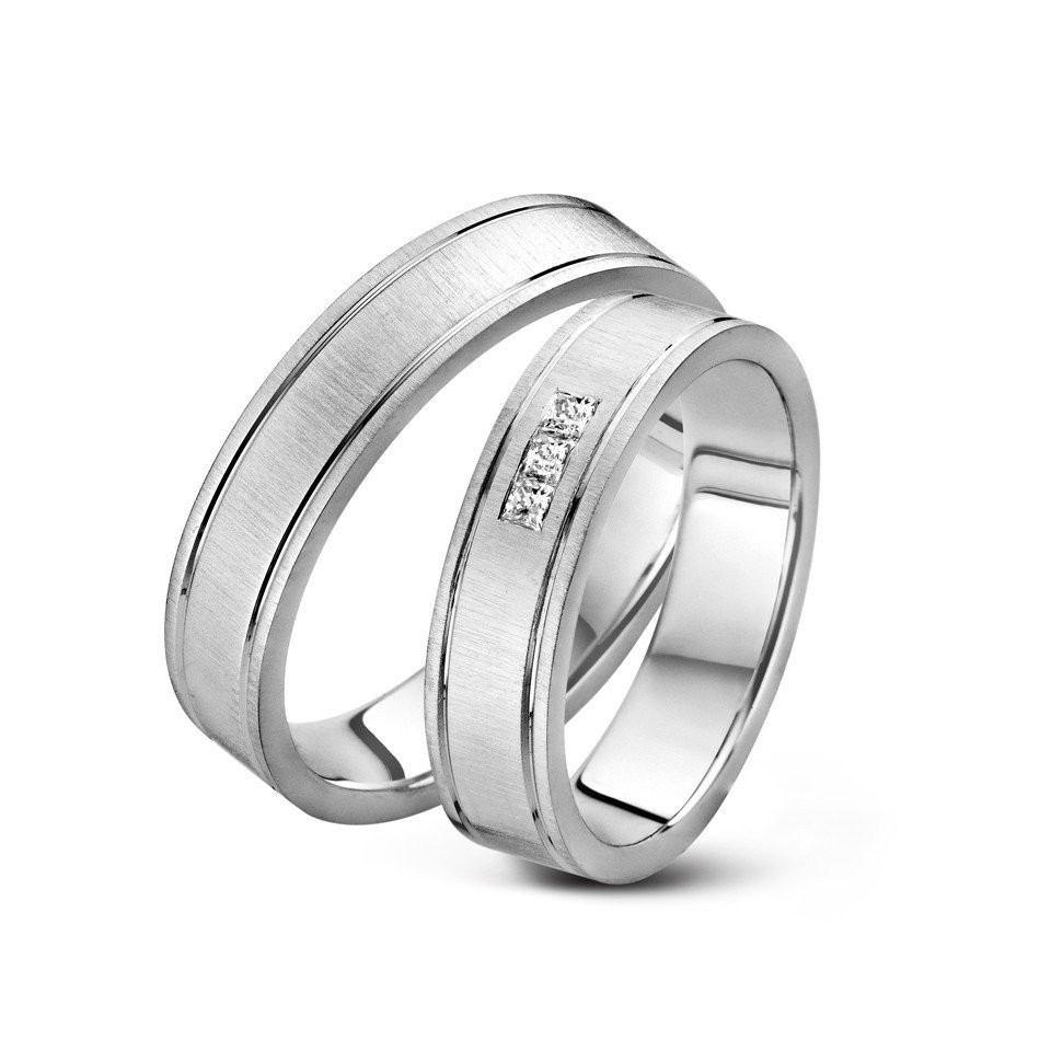 twee trouwringen met witgouden plating