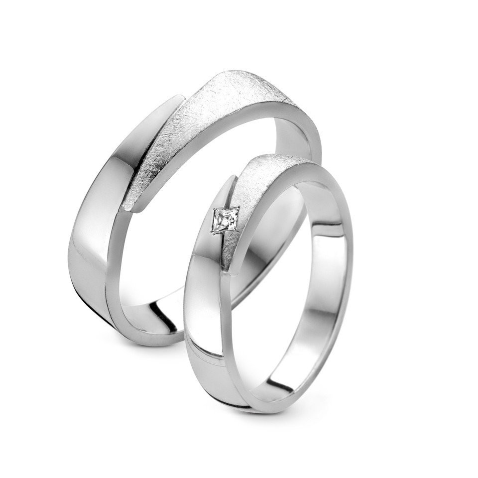 twee trouwringen met diamanten op een witte achtergrond