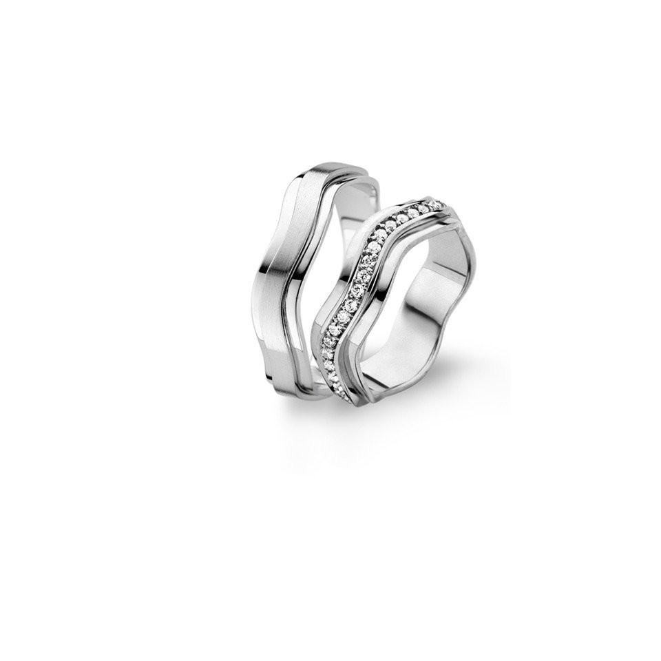 twee ringen met diamanten aan de zijkant