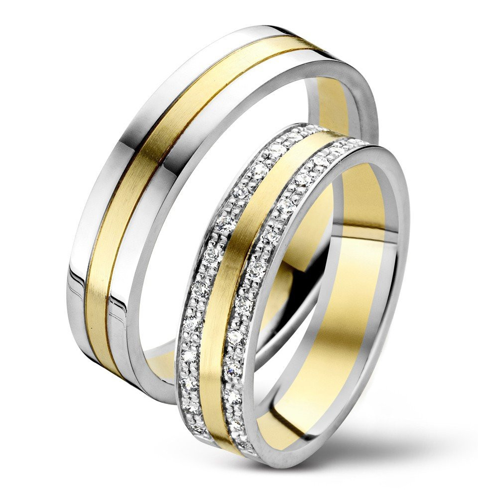 twee trouwringen met diamanten in witgoud en geelgoud