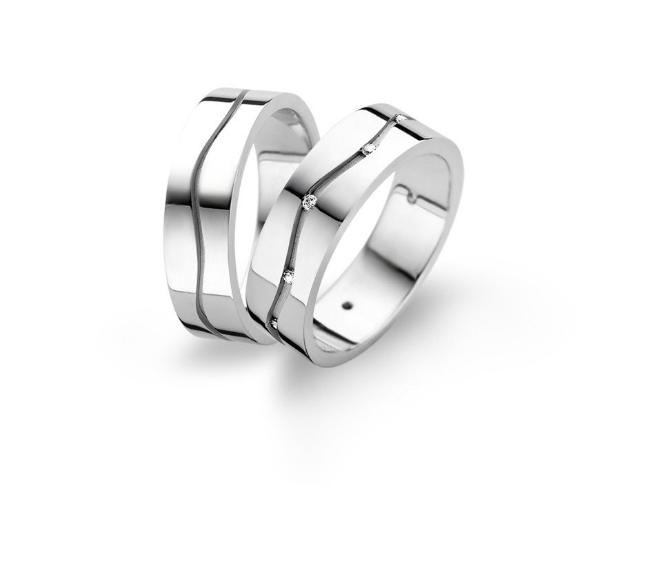 twee trouwringen met diamanten op een witte achtergrond
