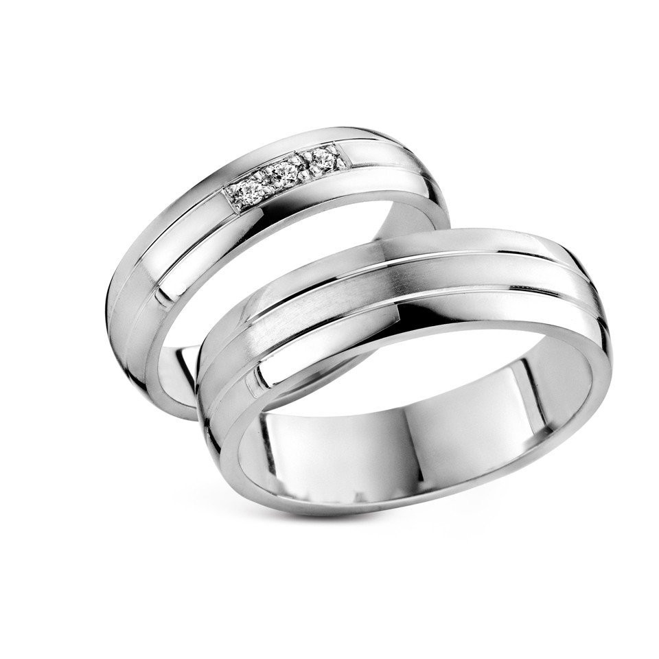twee trouwringen met diamanten in witgoud