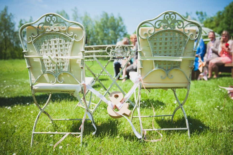twee stoelen met een hart erop in het gras