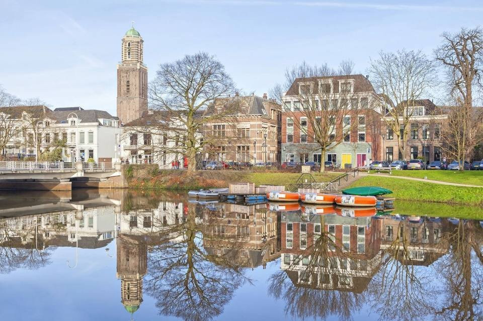 de stad Amsterdam wordt weerspiegeld in het water